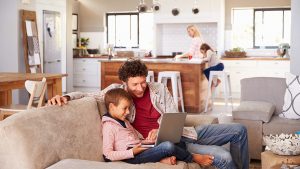 koronoios-lockdown-i-lathos-kinisi-pou-den-prepei-na-kanoume-mesa-sto-spiti