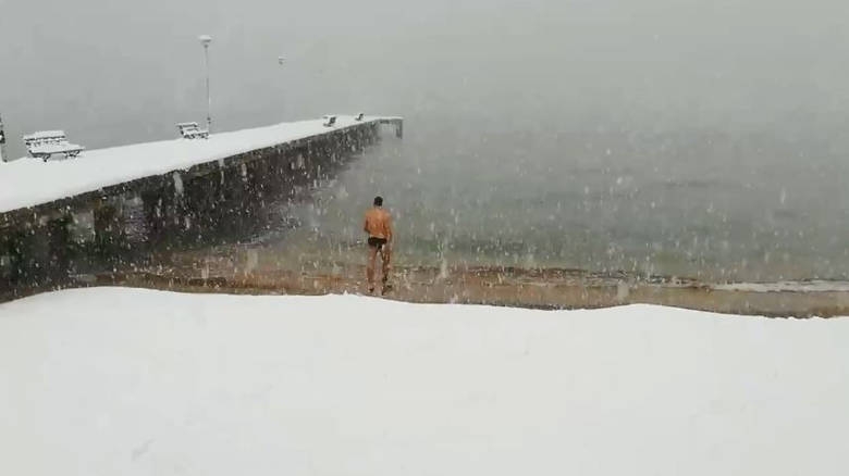 kolymvitis-voytikse-sta-pagomena-nera-tis-xalkidikis