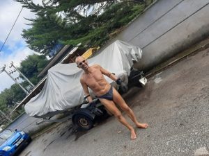 diavaste-kanei-jogging-sxedon-gymnos-para-ti-xamili-thermokrasia-pou-afise-i-mideia-sto-perasma-tis